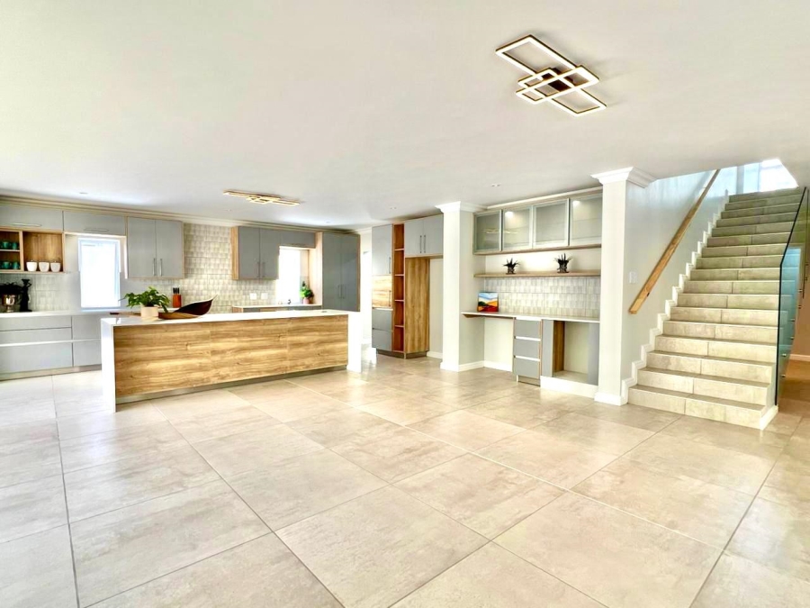 5 Bedroom Property for Sale in Heather Park Western Cape